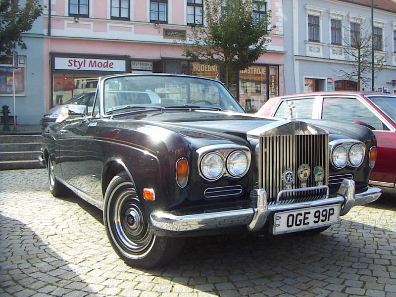 Rolls Royce Corniche z roku 1972 na třebíčském Karlově náměstí, kde se konalo uzavírání veteránské sezony.