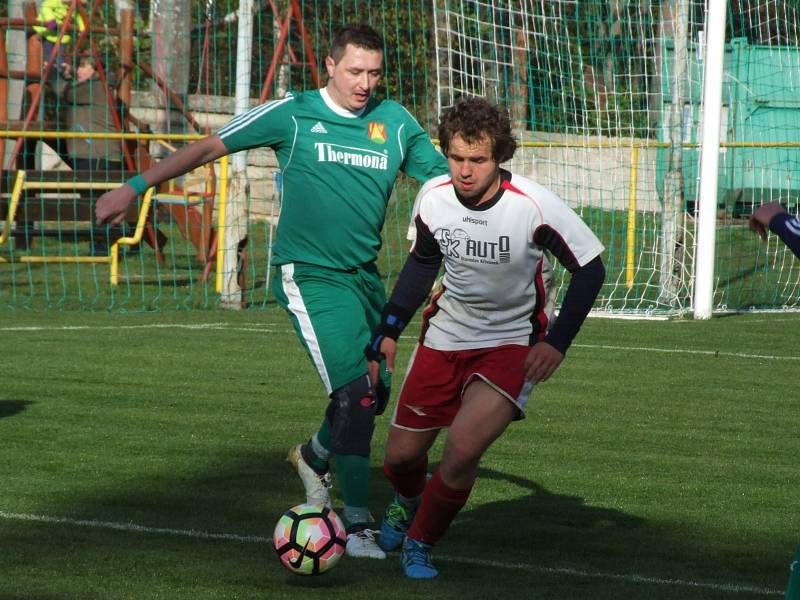 Tři úspěšné hlavičky, to byl nástroj úspěchu pro Rapotice  (v zeleném), které v osmém kole I. B třídy porazily nováčka ze Starče třemi góly hlavou.