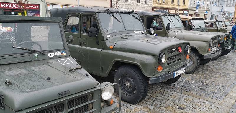 Výstava veteránů na třebíčském náměstí zakončila sezonu Veteran Car Clubu Třebíč 2022