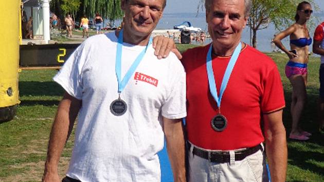Triatlonisté Petr Mejzlík (na snímku vlevo) a Zdeněk Mikoláš vezou  z Maďarska stříbrné medaile.