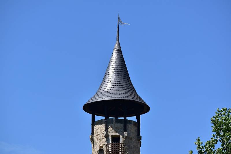 Stavbě vévodí vysoká věž.