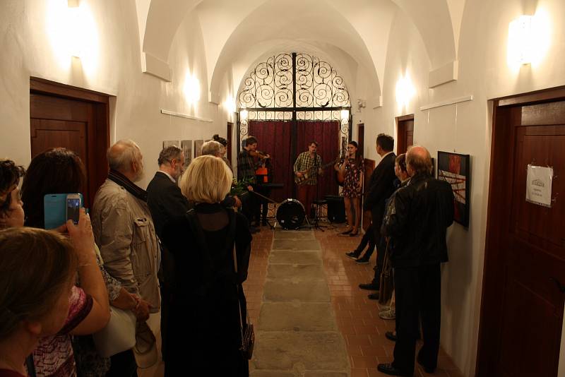 Vernisáž výstavy Zdeňka Šplíchala, otevřené ve výstavních prostorách Špitálu v Jaroměřicích nad Rokytnou.