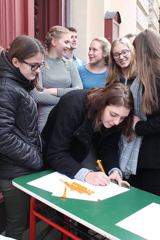 Protest studentů u státního gymnázia v Třebíči, kterým se připojili k celorepublikové výzvě ústavním představitelům.