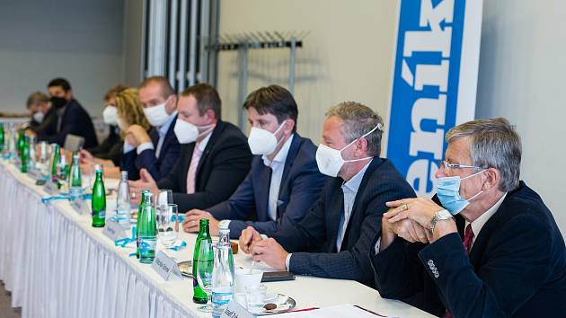 ON-LINE reportáž: lídři kandidující na hejtmana Vysočiny v debatě Deníku