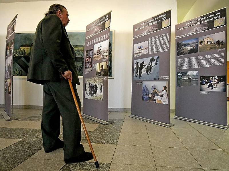 Neobvyklá vernisáž proběhla v úterý v Kongresovém centru Pasáž v Třebíči, kde byly představeny fotografie a artefakty dokumentující práci a život Provinčního rekonstrukčního týmu ČR v afghánském Logaru.