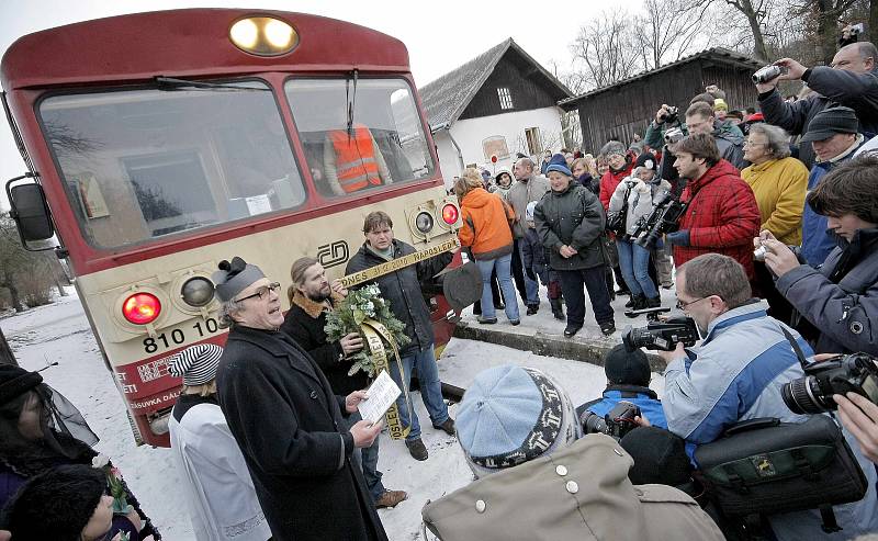 Takto se jemničtí loučili 31. prosince 2010 s posledním vlakem pravidelné osobní přepravy objednané Krajem Vysočina.