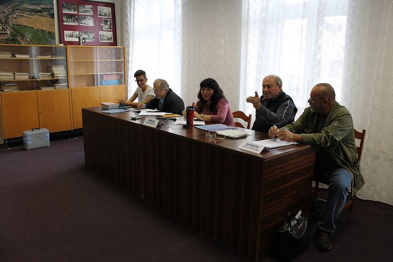 Ve volebním obvodu Vladislav může k volební urně přijít 756 oprávněných voličů.