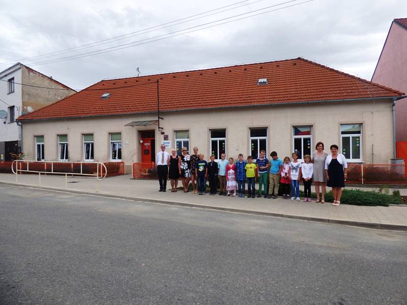 Ivana Zemanová předala vysvědčení školákům v Dolních Vilémovicích.