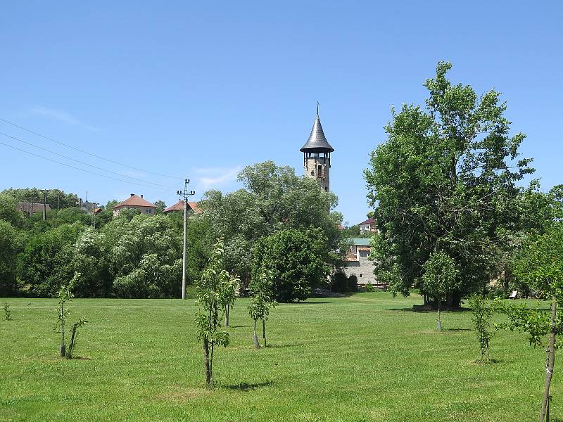 Svatby se odehrávají na ostrově tvořeném řekou a náhonem.