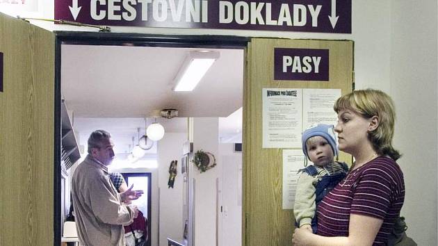 Fronty na pasy. Na chodbě oddělení cestovních pasů městského úřadu v Třebíči začíná být rušno.