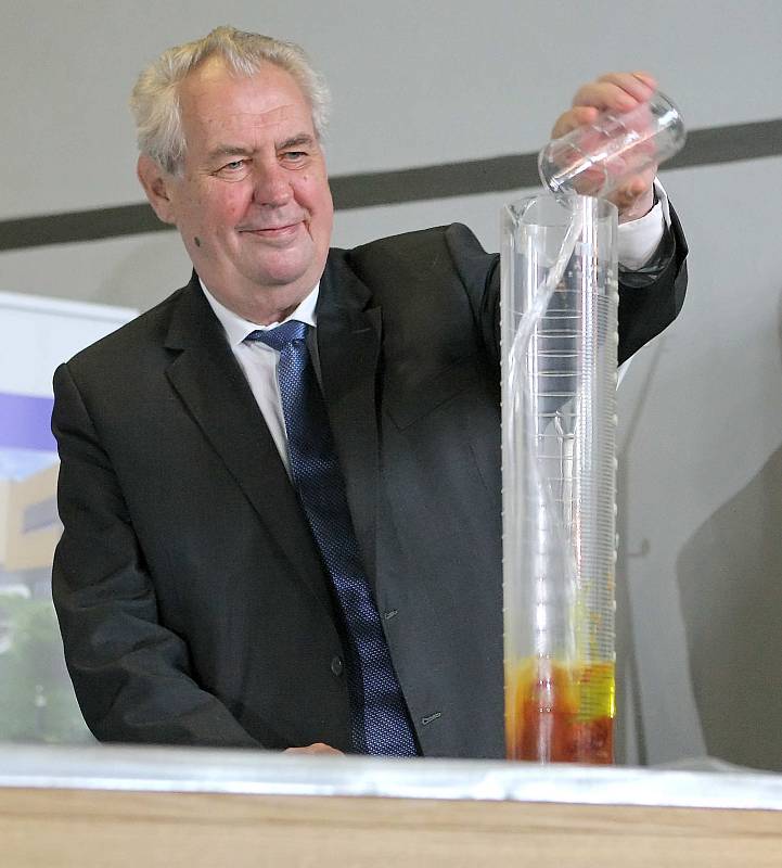 Prezident Miloš Zeman při pokusu zvaném "sloní zubní pasta".