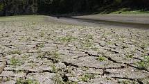 Půda bez vláhy vysychá. A prognózy meteorologů nejsou pro zemědělce vůbec příznivé.