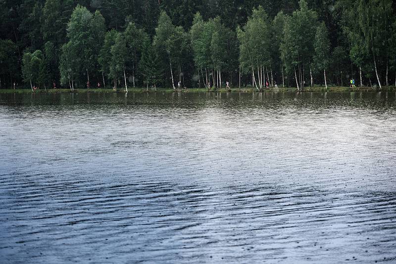 Nádherné slunečné počasí, ale i pořádný osvěžující déšť ke konci závodu provázel běžce na Milovech, kam letos úplně poprvé zavítal běžecký seriál Běhej lesy.