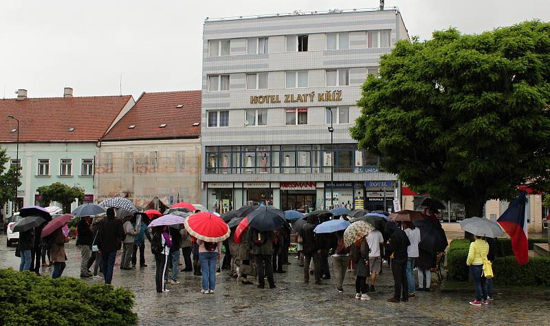 V Třebíči se proti Andreji Babišovi demonstrovalo i v dešti.