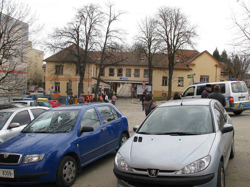 Na linku 158 oznámil anonymní telefonát krátce po deváté hodině uložení výbušniny na interním oddělení. Nemocnice byla neprodyšně uzavřena pro vstup pacientů asi do 11:20.