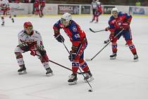 V posledním kole základní části letošního ročníku Chance ligy podlehli hokejisté Horácké Slavie Třebíč (v červených dresech) Prostějovu 4:6