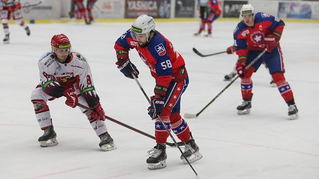 V posledním kole základní části letošního ročníku Chance ligy podlehli hokejisté Horácké Slavie Třebíč (v červených dresech) Prostějovu 4:6