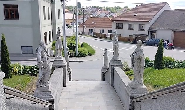VIDEOKVÍZ: Poznáte místo na Třebíčsku? Schody ke kostelu střeží barokní sochy