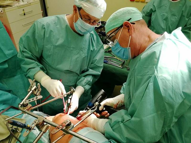 Nový přístroj pomáhá lékařům třebíčské nemocnice při operacích kolene a kyčle.