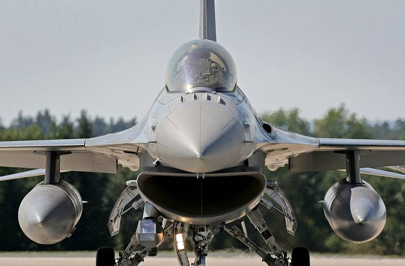 V rámci vojenského cvičení Ramstein Rover 2013 přilétli na letiště u Náměště nad Oslavou turečtí piloti na strojích F-16.