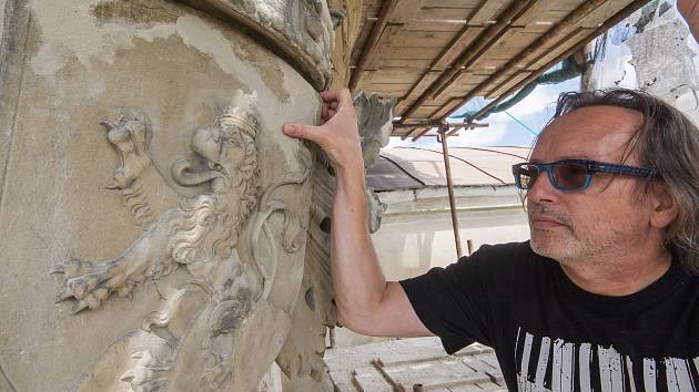 Tým restaurátorů nyní pracuje na arkýři na východním průčelí zámku a na zdobených arkádách vnitřního nádvoří. Pracuje se také na opravách kamenných ostění oken, rekonstrukci dřevěných částí oken a obnovuje se omítka vstupního křídla.