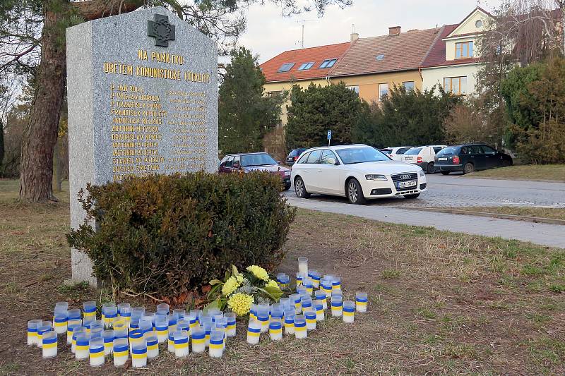 Modrožluté svíčky u památníku obětí komunistické totality na Václavském náměstí.