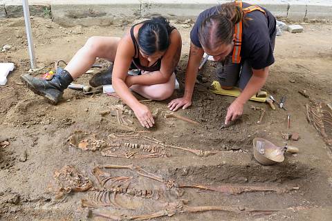 Archeologové odkrývají kostry u kostela svatého Martina v Třebíči.