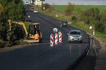 Nově opravená silnice z Třebíče směrem k Jaderné elektrárně Dukovany.
