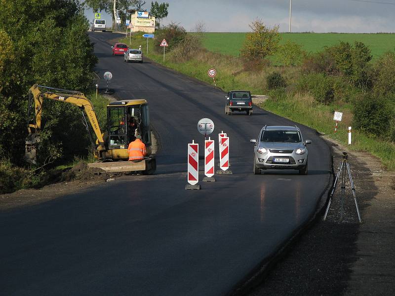 Nově opravená silnice z Třebíče směrem k Jaderné elektrárně Dukovany.