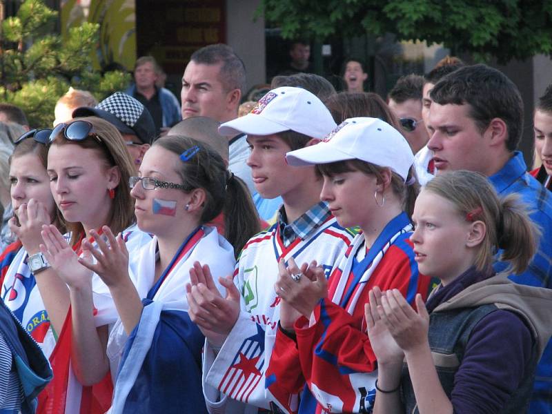 Českým hokejistům se fandilo o víkendu také na Karlově náměstí v Třebíči.