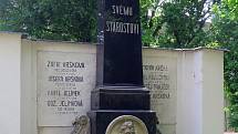 Na náhrobku Tita Kršky na moráňském hřbitově ve Velkém Meziříčí je chybně uvedeno jak datum Krškova narození, tak i jeho smrti.