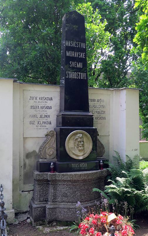 Na náhrobku Tita Kršky na moráňském hřbitově ve Velkém Meziříčí je chybně uvedeno jak datum Krškova narození, tak i jeho smrti.