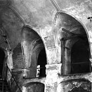 Interiér Zadní synagogy před rekonstrukcí.