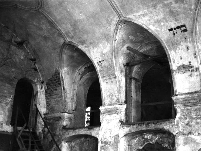 Interiér Zadní synagogy před rekonstrukcí.