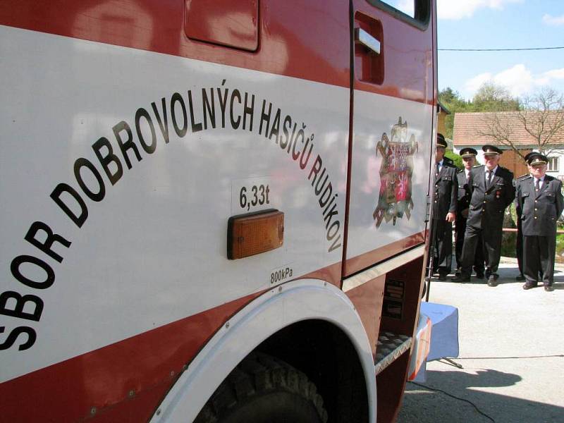 Dobrovolní hasiči v Rudíkově si nechali posvětit nové hasičské auto