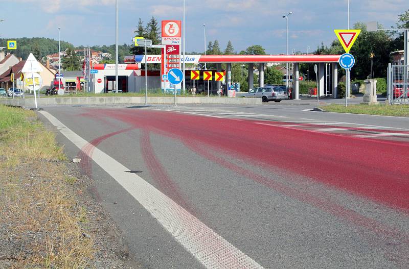 Od Náměště se táhne červená silnice. Barva vytekla z nákladního vozidla