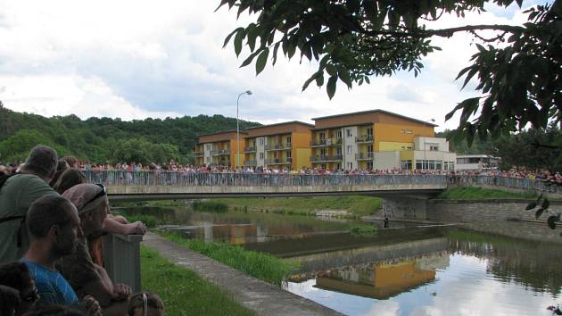 Odpůrci na mostě a po obou březích řeky vytvořili lidský řetěz, kterým symbolicky uzamkli řeku před případnou stavbou přehrady Čučice.