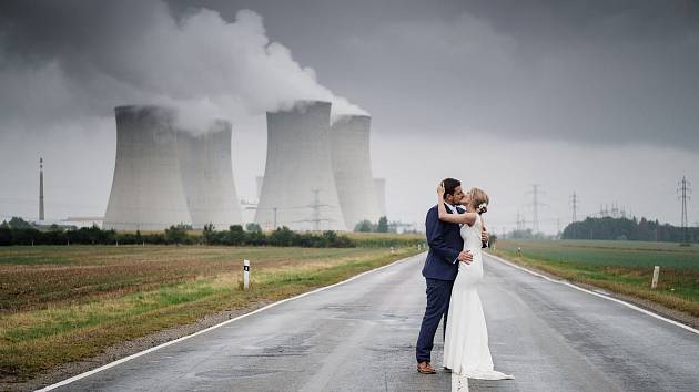 OBRAZEM: Česko-americký pár a svatebčané si prohlédli jadernou elektrárnu