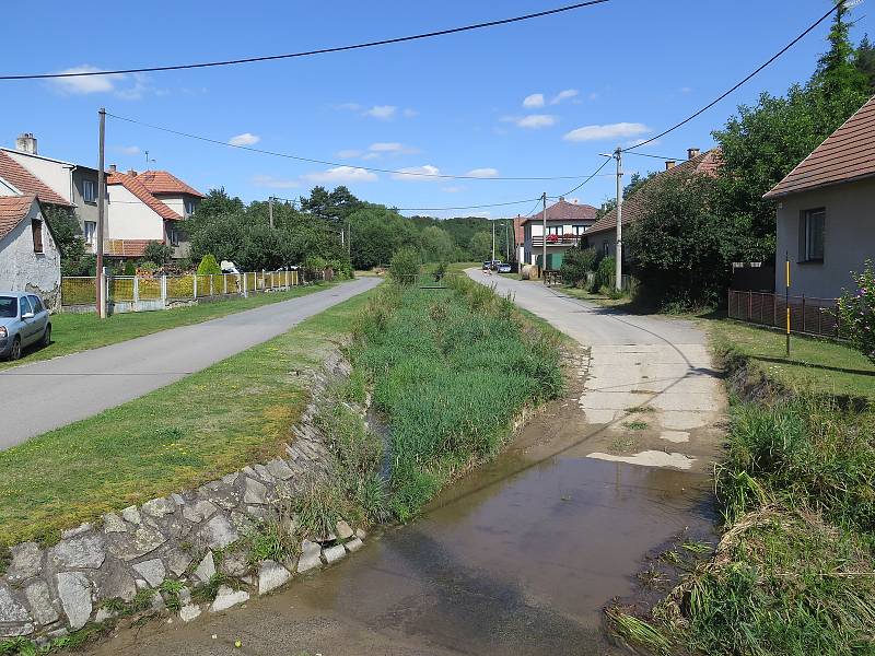 V Číchově se dříve často rozvodňoval i Leštinský potok.