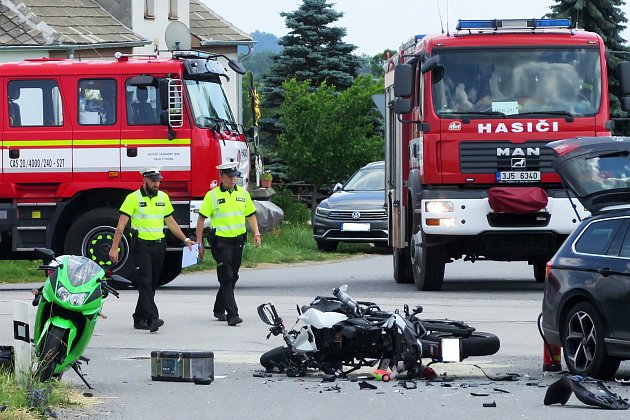 Vážná nehoda mezi Rokytnicí a Chlístovem: motorka se srazila s osobním autem
