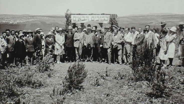 Masarykův les vysázeli českoslovenští emigranti okolo roku 1930.
