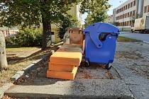 Nepořádek u kontejnerů na tříděný odpad v Třebíči. Fotografie pochází z února 2022, tedy ještě před zahájením kampaně Nebuď prase