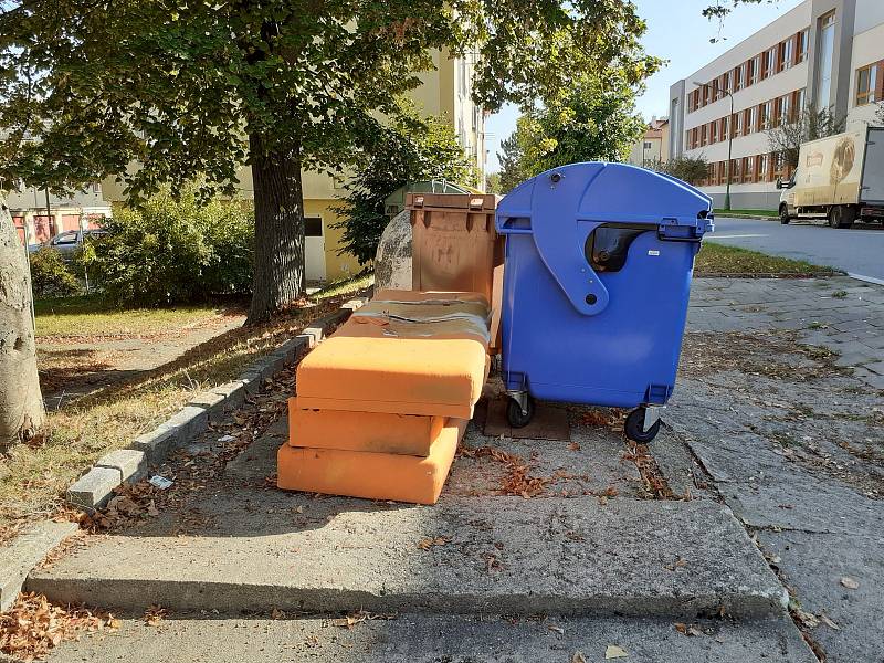 Nepořádek u kontejnerů na tříděný odpad v Třebíči. Fotografie pochází z února 2022, tedy ještě před zahájením kampaně Nebuď prase