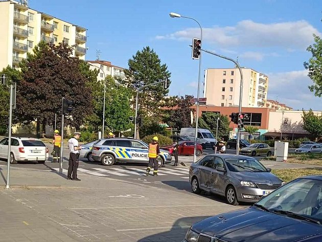 Nehoda policejního auta v Třebíči. Srazilo se v křižovatce se škodovkou