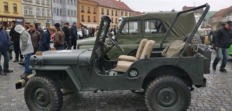 Výstava veteránů na třebíčském náměstí zakončila sezonu Veteran Car Clubu Třebíč 2022