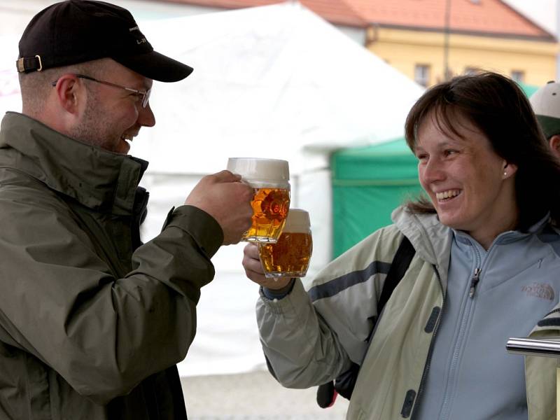 Kdo najde sám sebe na některé z přiložených fotografií, může vyhrát pivní půllitr od pořadatelské agentury D.A.N. production.