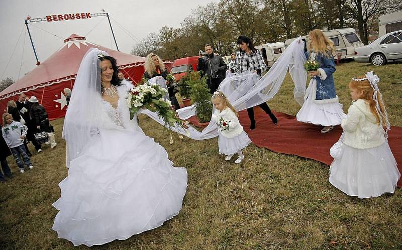 Předlouhá limuzína a nevěsta s ještě delší závojem. Tak vypadala pravá cirkusová svatba, kterou Třebíč hostila v úterý.