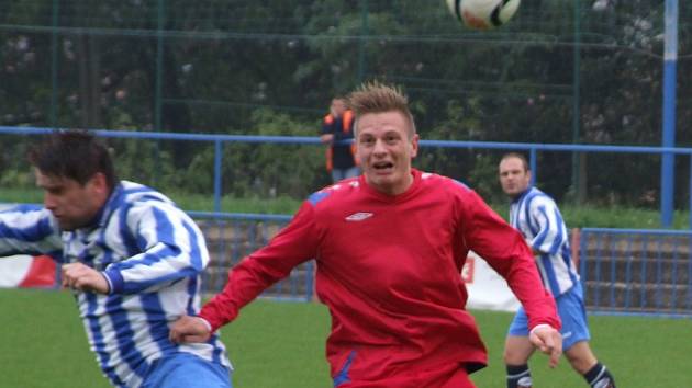 Třebíčský záložník Štěpán Rybníček (v červeném) nasměroval svůj tým k vítězství nad Náměští gólem.