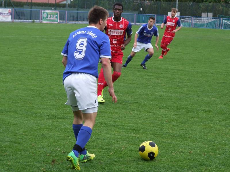 Juniorka HFK Třebíč (v červeném) prohrávala po první půli s Třeští 1:3 a ztrátu už po přestávce nedohnala.