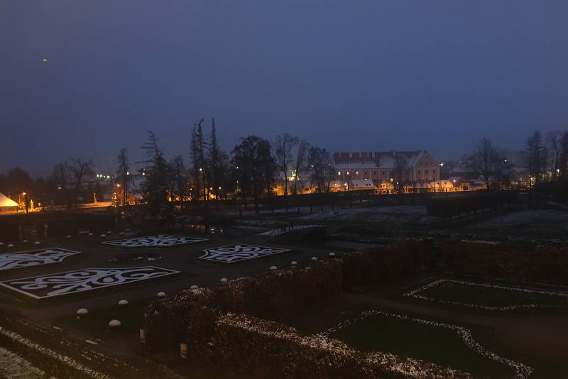 Pohled na zámecký park a jv. část Jaroměřic z pravé chodby.